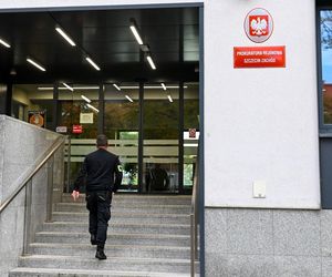 Doprowadzenie podejrzanych do Prokuratury Rejonowej Szczecin Zachód