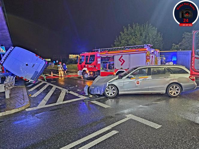 Fatalny wypadek w Warszawie. Bus wywrócił się na drodze, wielu rannych 