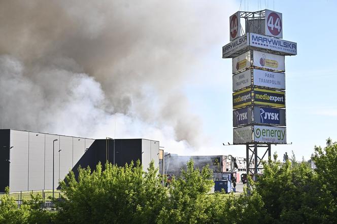 Warszawa. Płonie centrum handlowe Marywilska 44