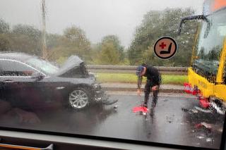 Zderzenie autobusu z osobówką we Wrocławiu. Jedna osoba w szpitalu 
