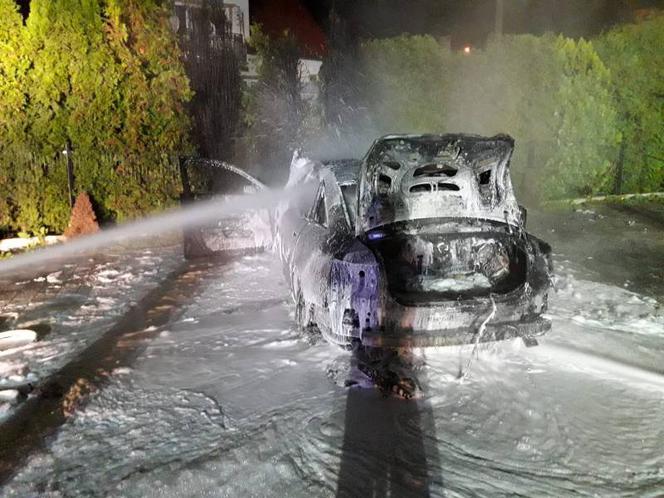 Citroen zamienił się w słup ognia! "Przyczyna pożaru jest nieustalona"