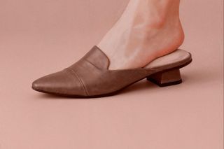 Klapki typu mule to najmodniejsze buty na lato. Jak tworzyć z nimi niebanalne stylizacje? 