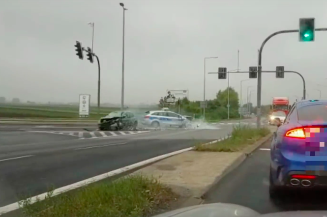 wypadek w Opolu - Renault Clio przecięło drogę konwojowi policji