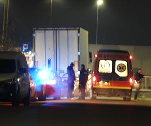 Kierowca toyoty nie przeżył potwornego uderzenia. Jego auto wbiło się w tył naczepy. Policjanci nie wykluczają jednego…