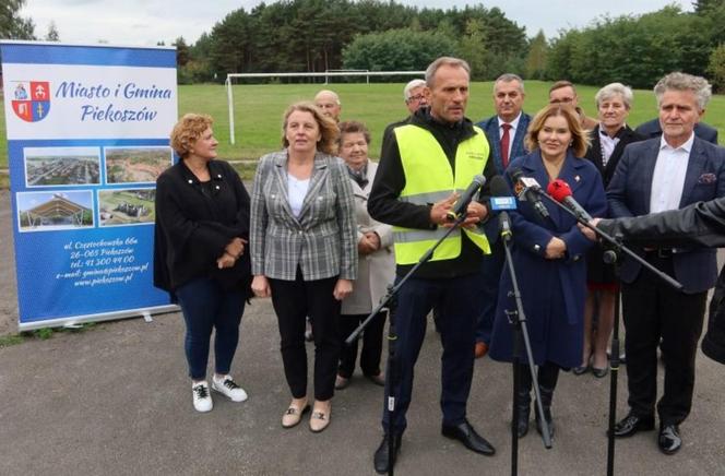 Nowe inwestycje w mieście i gminie Piekoszów. Są pieniądze na boisko i kanalizację