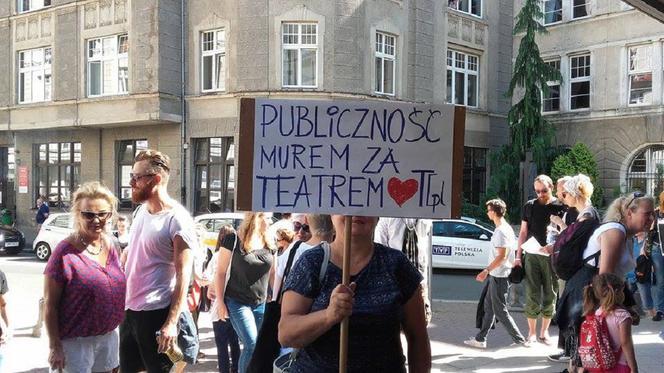 Protest w Teatrze Polskim we Wrocławiu. Nie chcą nowego dyrektora [WIDEO, GALERIA, AUDIO]