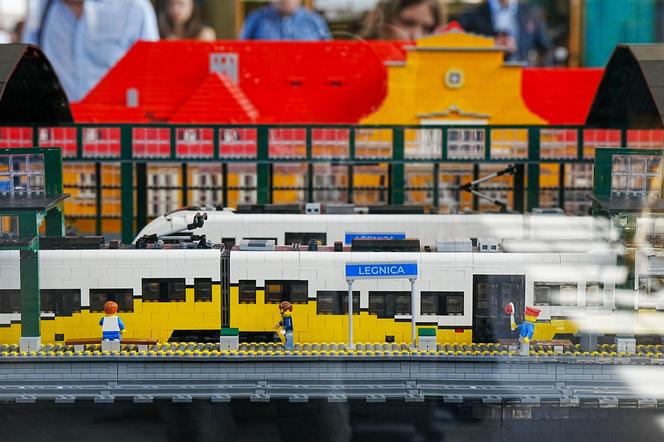 Widzieliście kiedyś makietę dworca z lego? Teraz możecie w Legnicy 