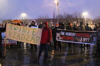 Obrońcy zwierząt i myśliwi wspólnie protestowali przeciwko odstrzałowi dzików [ZDJĘCIA]