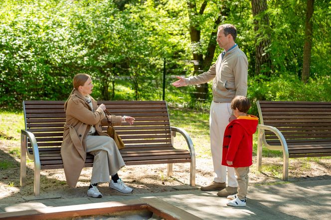 Barwy szczęścia, odcinek 3235: Tadzio (Józio Trojanowski), Jagoda (Karolina Rzepa), Bruno (Lesław Żurek)