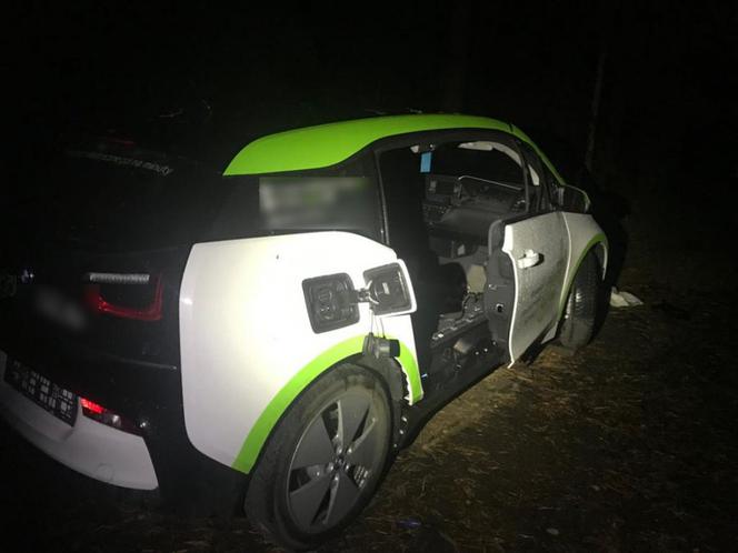 Wpadł gang złodziei samochodów. Właśnie demontowali elektryczne BMW