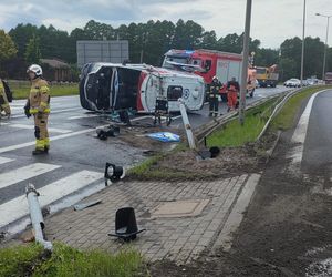 Szokujący wypadek karetki! Pojazd dachował, kilka osób rannych. Staranowała ją 35-latka z dzieckiem?