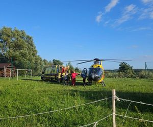 Motocykl potrącił 6-letnie bliźniaczki. Dramatyczny wypadek w Klejnowie