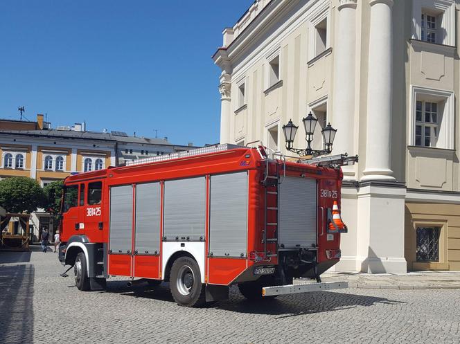 Alarm przeciwpożarowy w Ratuszu w Lesznie. Na miejsce wysłano cztery wozy strażackie