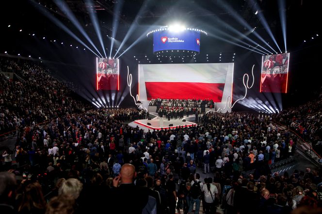 Konwencja KO w Gliwicach. Tusk, Trzaskowski, Protest związkowców i sprzedaż flag Polski i UE