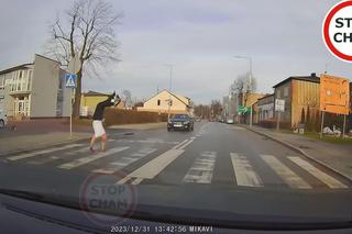 Szok. To co zrobił pieszy zaskoczyło kierowców. Na koniec były brawa.