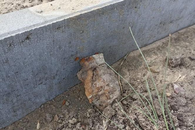 Podczas prac budowlanych znaleźli granat z zapalnikiem! Ewakuacja mieszkańców w Korczowie