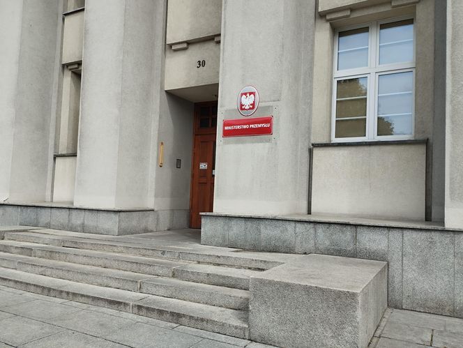 Konferencja prasowa hutników przed Ministerstwem Przemysłu w Katowicach