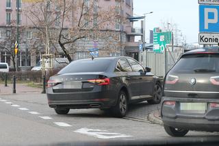 Przynieśli Kaczyńskiemu tajemniczą reklamówkę. Tak doglądają prezesa PiS [ZDJĘCIA PAPARAZZI]