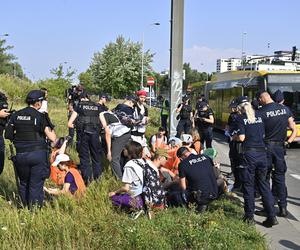  Aktywiści z Ostatniego Pokolenia sparaliżowali ruch. Kierowcy: Ktoś powinien zrobić z nimi porządek!