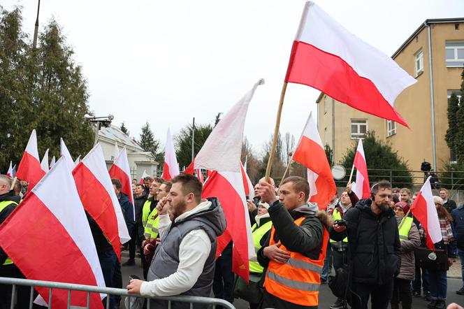 Protest rolników 20 marca przed Lubelskim Urzędem Wojewódzkim w Lublinie