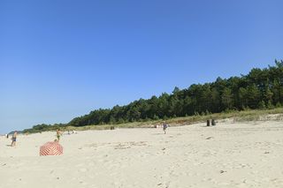 Znalazłam plażę na polskim wybrzeżu idealne na relaks. Piasek biały jak mąka i czyste morze