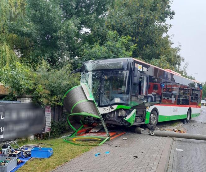 Autobus wjechał w ludzi stojących na przystanku