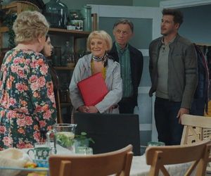 M jak miłość odc. 1878. Kisielowa (Małgorzata Rożniatowska), Barbara (Teresa Lipowska), Marcin (Mikołaj Roznerski), Robert Żak (Krzysztof Tyniec)