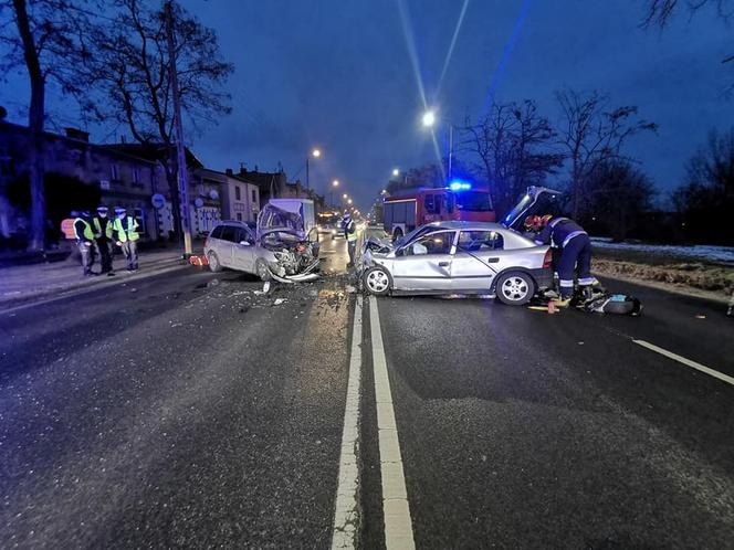 Ogromna kraksa na Fordońskiej w Bydgoszczy! Dwie osoby trafiły do szpitala [ZDJĘCIA]