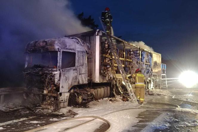 Ogromny pożar na S8 w Łódzkiem. Spłonął TIR