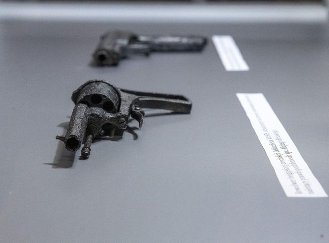 To, co archeolodzy odkryli w lesie, trafi na sejmowe korytarze. Jest wystawa pamiątek z obozowiska partyzantów AK w Borach Tucholskich