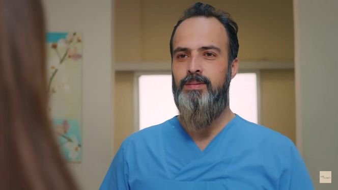 Dramatyczna scena na szpitalnym korytarzu