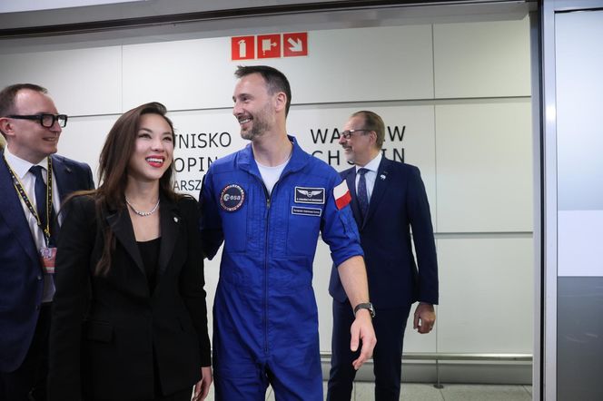 Sławosz Uznański-Wiśniewski na lotnisku Chopina 