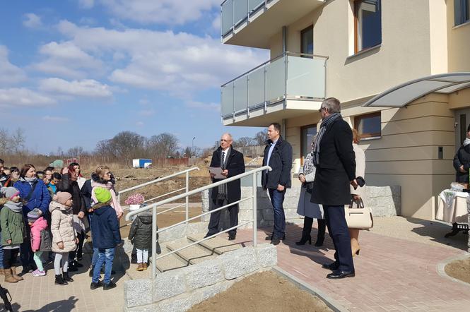 Przekazanie kluczy lokatorom nowych mieszkań komunalnych w Karlinie