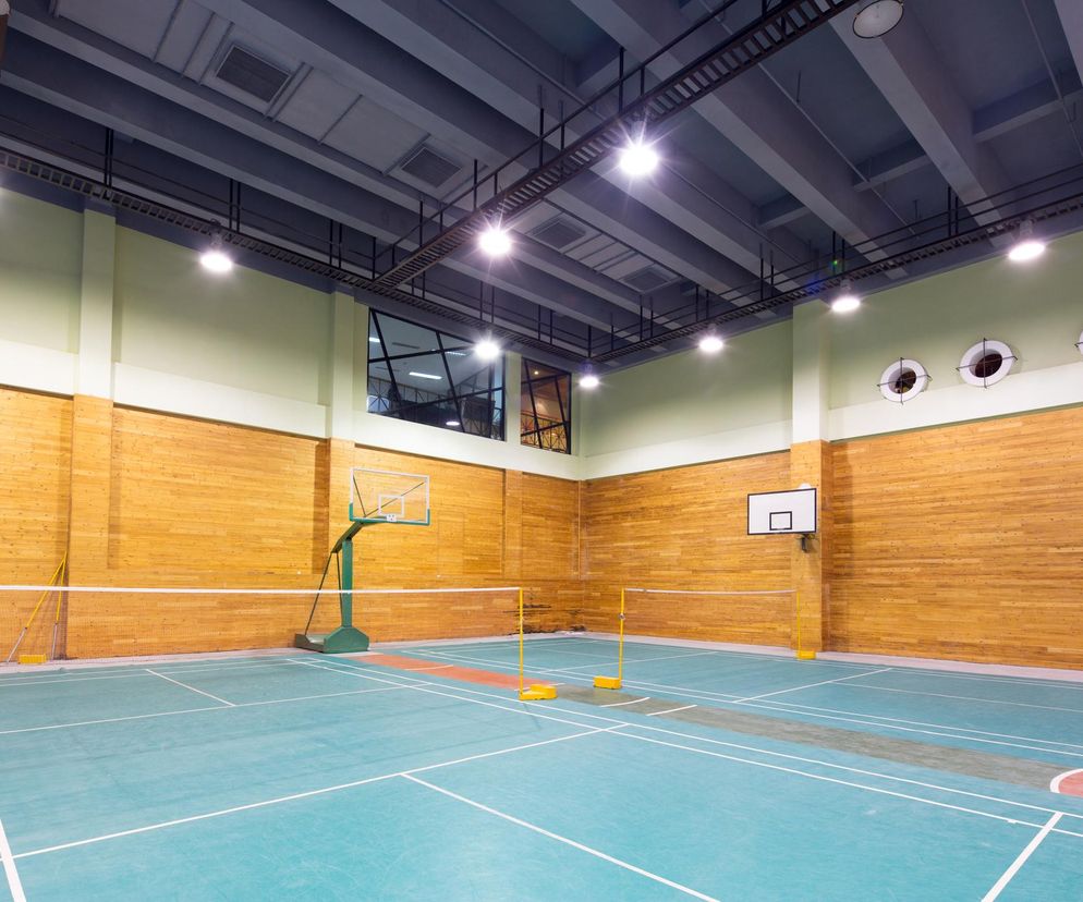 Bezbłędne podłogi sportowe – zgodność z normami w praktyce