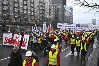 Utrudnienia w centrum Warszawy, autobusy na objazdach. Protest hutników