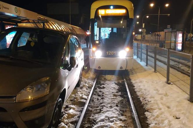 39-letni mężczyzna wjechał citroenem na przystanek i zablokował ruch tramwajowy