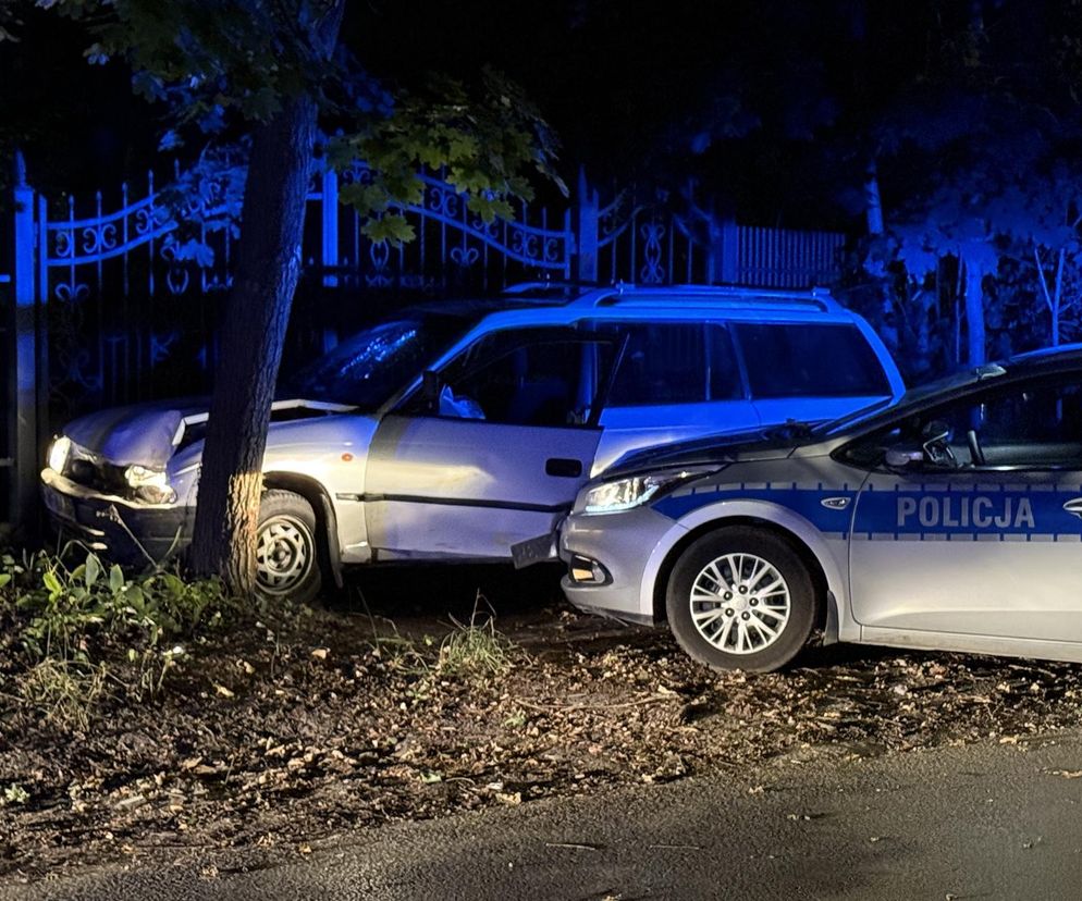 Nocny pościg na Białołęce. Samochodem huknął w drzewo, uciekając zgubił klapki