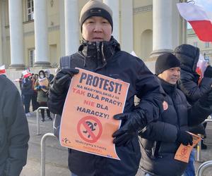 Kupcy z Marywilskiej 44 protestują pod Ratuszem. Walczą z podwyżką czynszu w centrum handlowym