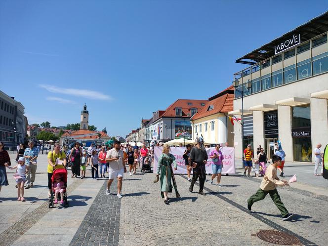 Chcieli podkreślić potrzebę swoich działań. Ulicami Białegostoku przeszedł Marsz Rodzin Zastępczych