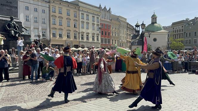 "Polonez wiosenny" na Rynku Głównym w Krakowie