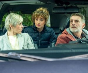 Na sygnale, odc. 718. Wanda (Anna Lemieszek), Anna Reiter (Lea Oleksiak), Wiktor Banach (Wojciech Kuliński)