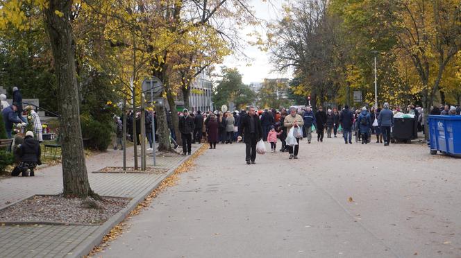 Tłumy na cmentarzu przy ul. Poprzecznej. Olsztynianie odwiedzają groby bliskich [ZDJĘCIA]