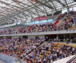 Kongres Świadków Jehowy Białystok 2024. Tłumy wiernych na Stadionie Miejskim