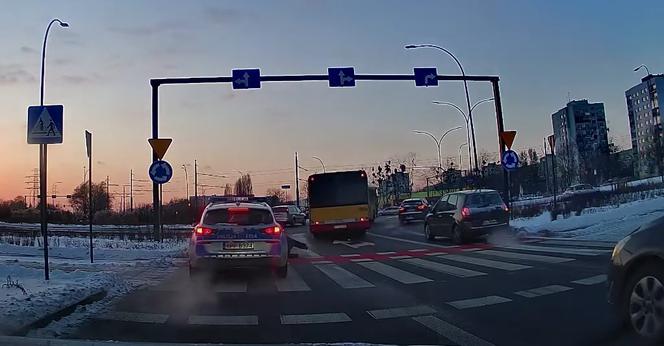 Policyjnym radiowozem POTRĄCIŁ PIESZEGO na pasach. Nie skończy się tylko na pouczeniu?