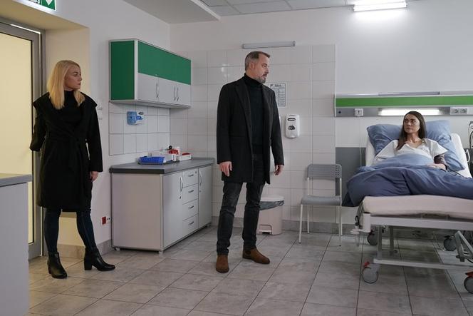 Pierwsza miłość, odcinek 3581. Emilka (Anna Ilczuk), Bartek (Rafał Kwietniewski), Alicja (Magdalena Szczepanek)