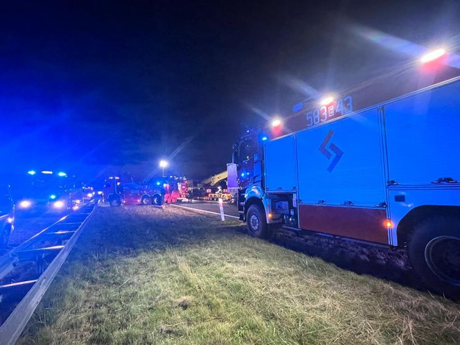 Śmiertelny wypadek na A1 pod Zgierzem. Zderzyły się trzy pojazdy, w tym dwa tiry [ZDJĘCIA].