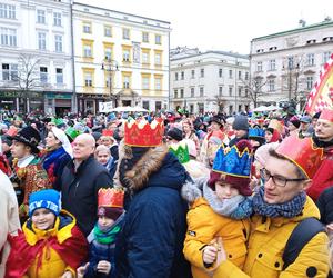 Kolorowy i rozśpiewany orszak Trzech Króli 2023 przeszedł ulicami Krakowa 