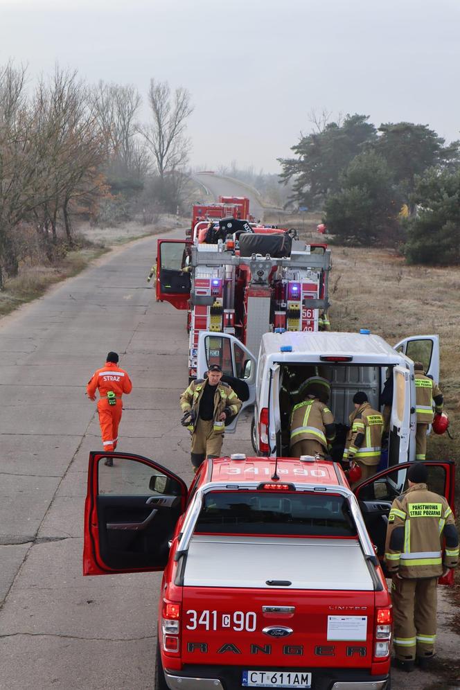 Efektowne ćwiczenia straży w Toruniu. Bus zmiażdżony przez czołg, ewakuacja spadochroniarzy i ewakuacja przysypanych osób z wykopu