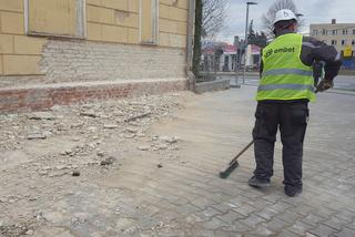 Lecą tynki z dawnego budynku kolejowego przy ul. Dworcowej