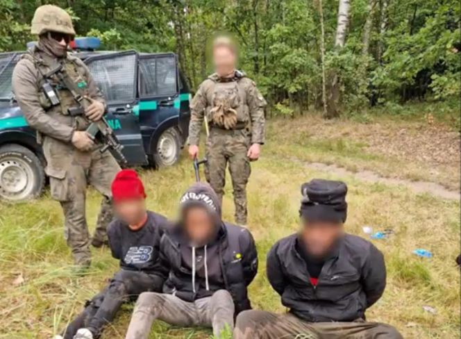 Strażnicy graniczni nie mogli w to uwierzyć. Migranci wymyślili, jak pokonać zaporę